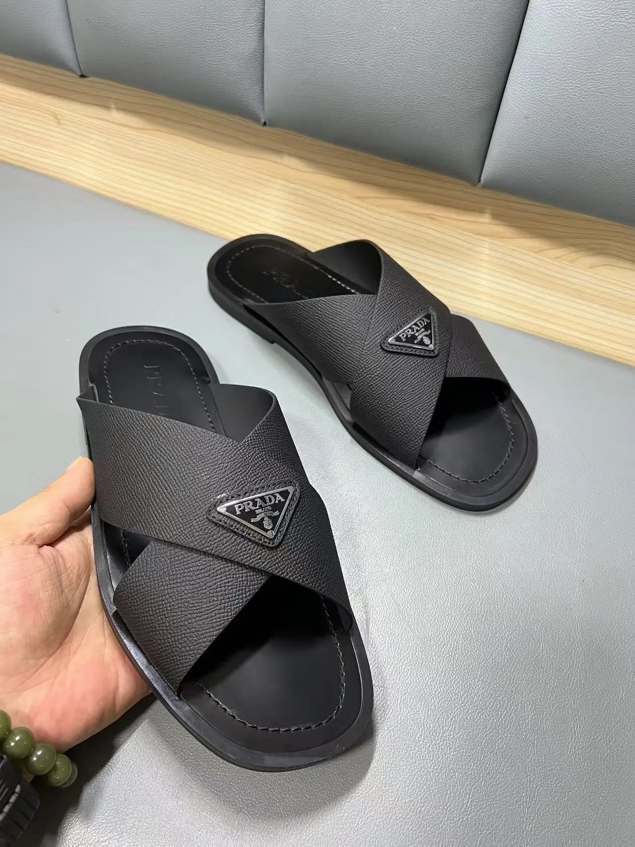 340💰PRADA Prada’s latest slippers are synchronized with the official website. This slipper is made of the brand’s unique and iconic Saffiano leather. The brand logo jumps out from the double straps, and the brand style is clearly visible. Cowhide gives men elegant charm and functional design, making it an ideal choice for vacation and leisure. Size:38-45